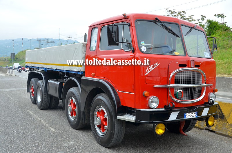 Autocarro FIAT 690 N4 con cassone telonato