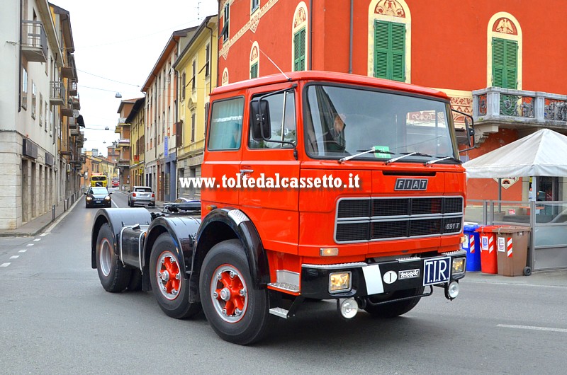 AULLA - Un autocarro FIAT 691 T attraversa la citt durante la rievocazione storica del 23 aprile 2017 (Fornovo - Passo della Cisa - S.Stefano di Magra)