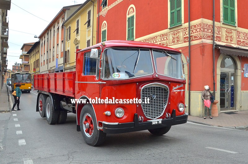 AULLA - Un esemplare di LANCIA Esatau B (3 assi Bridelli) transita nel centro cittadino durante la rievocazione storica del 23 aprile 2017 (Fornovo - Passo della Cisa - S.Stefano di Magra)