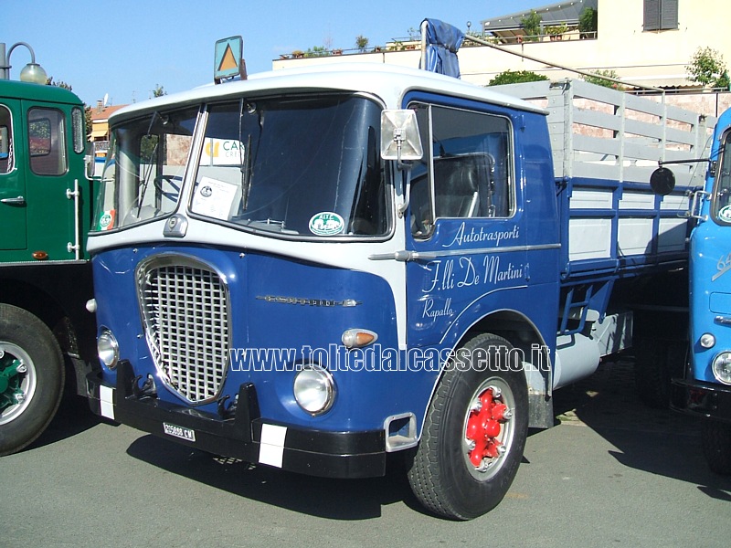 Esemplare di LANCIA Esatau B, mezzo in produzione dal 1956 al 1963. Il famoso autocarro della casa torinese perde il muso pronunciato e si presenta con una cabina tutta avanti