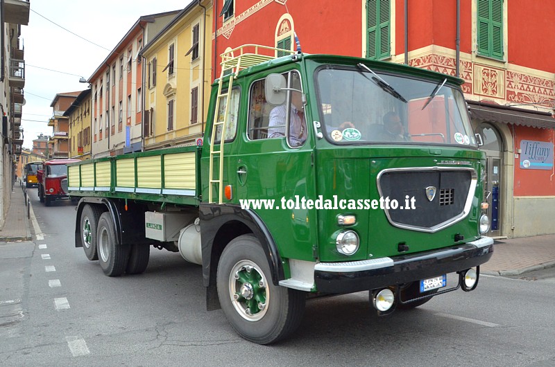 Autocarro LANCIA Esagamma - 3 assi Battaglino su strada ad Aulla durante la rievocazione storica del 23 aprile 2017 (Fornovo - Passo della Cisa - S.Stefano di Magra)