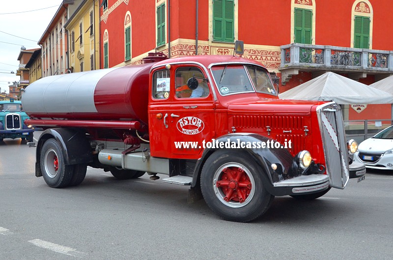 AULLA - Un autocarro LANCIA Esatau immatricolato nel 1954 e allestito con cisterna Viberti durante la rievocazione storica del 23 aprile 2017 (Fornovo - Passo della Cisa - S.Stefano di Magra)