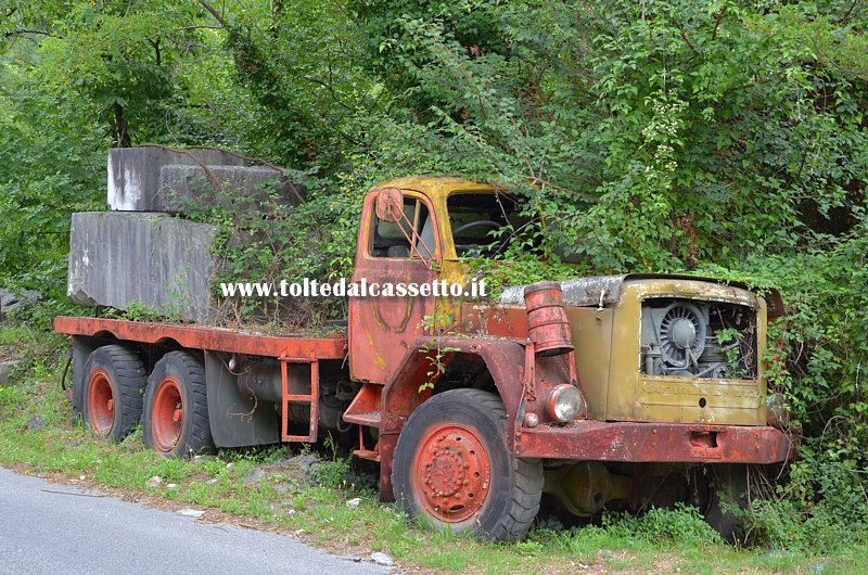 Autocarro MAGIRUS DEUTZ 230D26AK per trasporto blocchi di marmo. Il mezzo si trova all'inizio della strada che dal Ponte di Ferro di Carrara porta a Colonnata