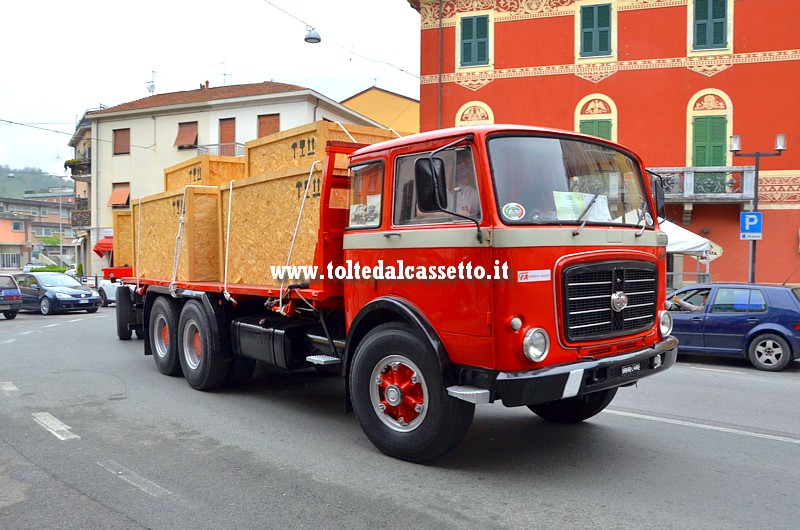 AULLA - Autocarro OM Titano NSB con allestimento pianale, omologato per trasporti eccezionali, in versione autotreno durante la rievocazione storica del 23 aprile 2017 (Fornovo - Passo della Cisa - S.Stefano di Magra)