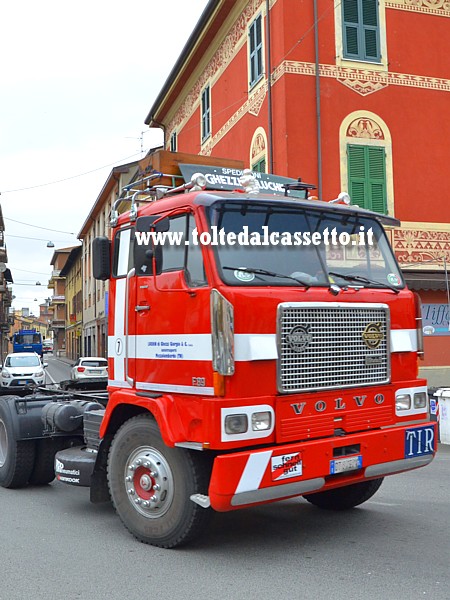 AULLA - Un autocarro VOLVO F 89 (con carrozzeria rossa) transita in citt durante la rievocazione storica del 23 aprile 2017 (Fornovo - Passo della Cisa - S.Stefano di Magra)