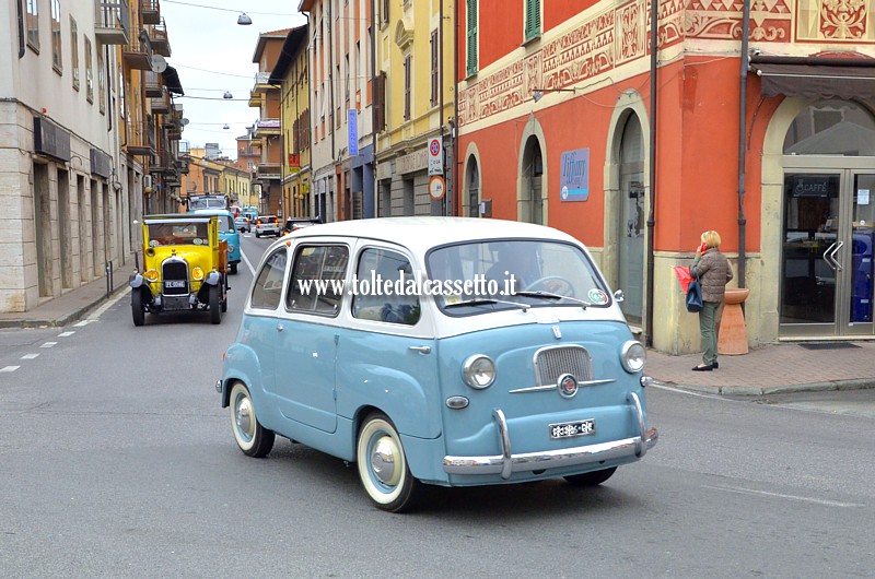 AULLA - Una FIAT 600 Multipla transita in citt durante la rievocazioe storica del 23 aprile 2017 (Fornovo - Passo della Cisa - S.Stefano di Magra)