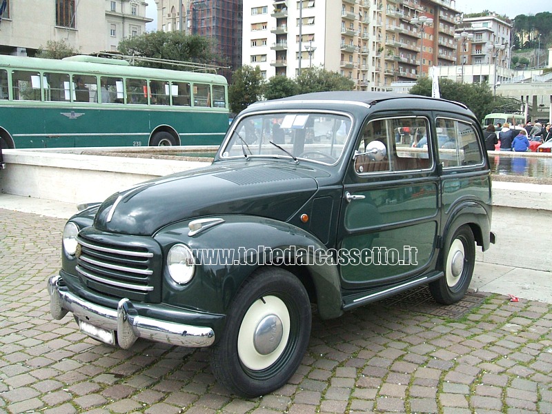 Una FIAT 500 C Giardiniera (Giardinetta) degli anni '50