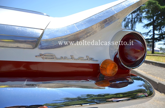 Pinna, paraurti cromato e fanaleria posteriore di Buick Invicta del 1959