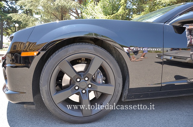 Particolare anteriore di Chevrolet Camaro che monta cerchi in lega originali e pneumatici Pirelli P-Zero