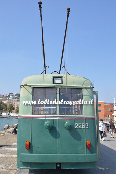 Vista posteriore di filobus FIAT 668F/240 Piaggio Ansaldo del 1953 (Collezione AssoFitram)