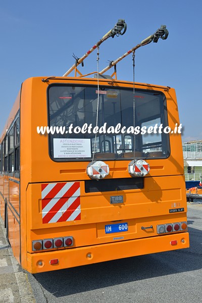 Vista posteriore di filobus MENARINI F201 LF Tibb (Tecnomasio Italiano Brown Boveri) del 1988 / Collezione AssoFitram