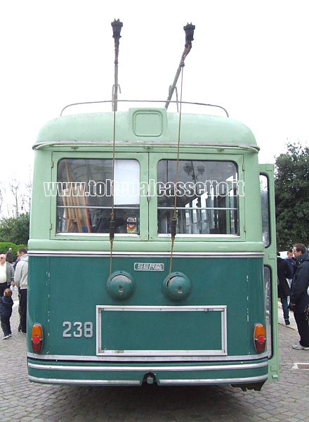 Vista posteriore di filobus TUBOCAR SEAC in servizio a La Spezia dal 1963 al 1985 (collezione storica ATC La Spezia)