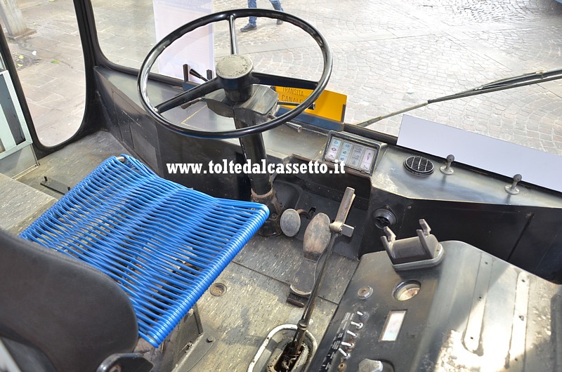 Lo spartano posto guida del filobus FIAT 668F/141 Ansaldo Viberti del 1951 (n. 203 - ATC La Spezia, ricarrozzato Mauri nel 1975 - Collezione AssoFitram)