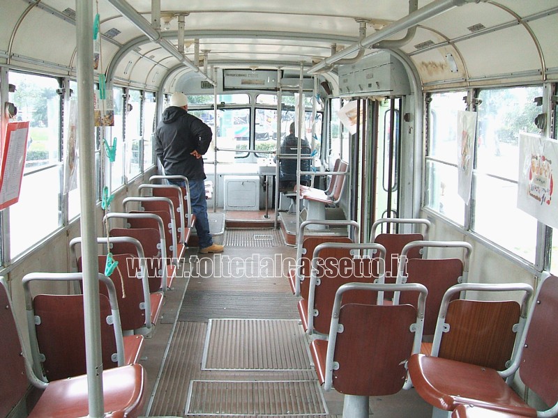 Interno e posti a sedere di filobus TUBOCAR SEAC in servizio a La Spezia dal 1963 al 1985 (collezione storica ATC La Spezia)