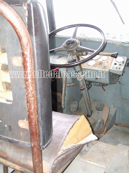 Posto di guida di filobus officina per interventi sulle linee aeree (collezione storica ATC La Spezia)