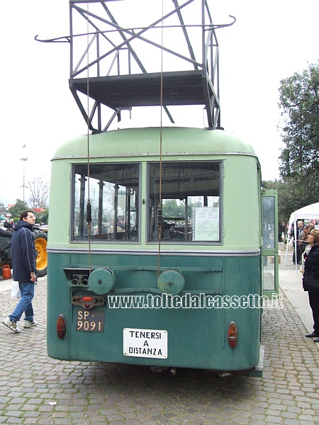 Vista posteriore di filobus officina per interventi sulle linee aeree (collezione storica ATC La Spezia)