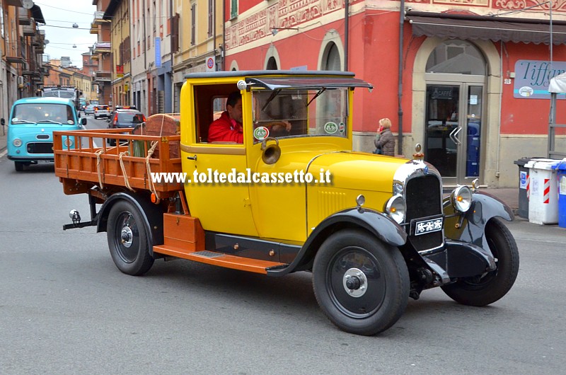 AULLA - Un furgone CITROEN degli anni '20 transita nel centro cittadino durante la rievocazione storica del 23 aprile 2017 (Fornovo - Passo della Cisa - S.Stefano di Magra)