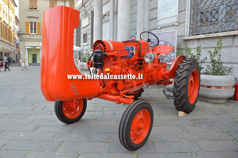 Vano motore di un prototipo di trattore agricolo OTO degli anni '50