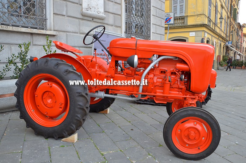 Profilo destro di un prototipo di trattore agricolo OTO degli anni '50