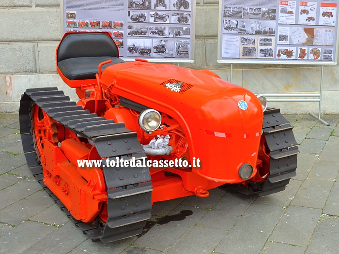 Trattore agricolo cingolato OTO C 25C (in produzione dal 1954). Questo esemplare, in origine, apparteneva alla tenute Domenico Valenti Gatto di Catania