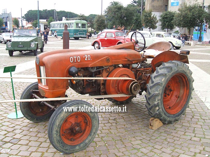 Trattore agricolo OTO C 20 (in produzione dal 1956) con puleggia e nastro per il collegamento ad una trebbiatrice