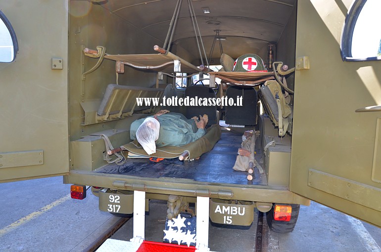 Interno con barelle di ambulanza DODGE WC-54 (4+2) del marzo 1943