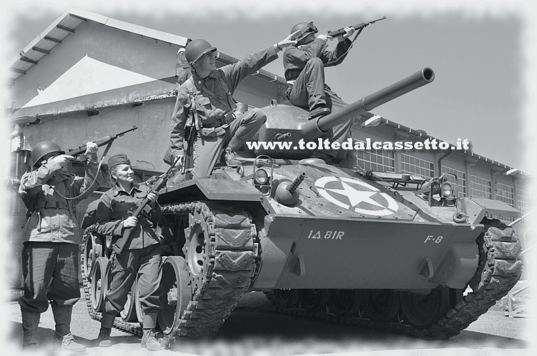 COLONNA DELLA LIBERTA' (La Spezia - Aprile 2018) - Soldati in assetto da combattimento sopra un carro armato leggero M24 Chaffee