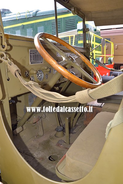 Posto guida di autocarro GMC 353 anno 1945