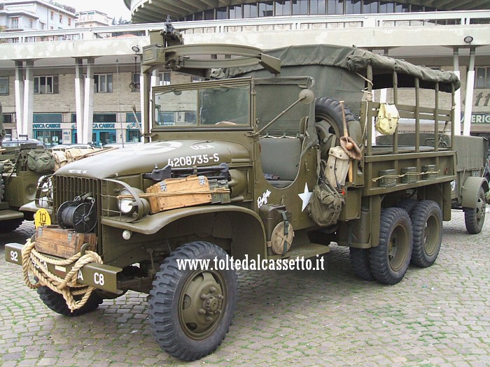 Autocarro GMC 352 6x6 del 1943. Veicolo per trasporto truppa e materiali usato per il traino di cannoni di vari calibri (motore 6 cilindri a benzina di 4.400 cc - Potenza 104 CV - Peso 45 quintali)