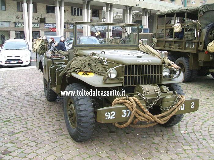 Vista frontale di autocarro Dodge WC 52. Il veicolo  molto caratteristico perch ha le fattezze di una jeep, ma le sue dimensioni sono molto pi grandi