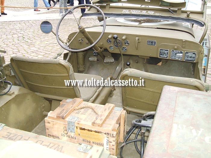Interno e strumentazione di Jeep Willys Overland MB composite body del 1944. La scritta interna sul parabrezza raccomanda una velocit massima di 35 miglia all'ora