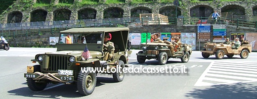 Alcune Jeep Willys Overland MB all'entrata di Pontremoli