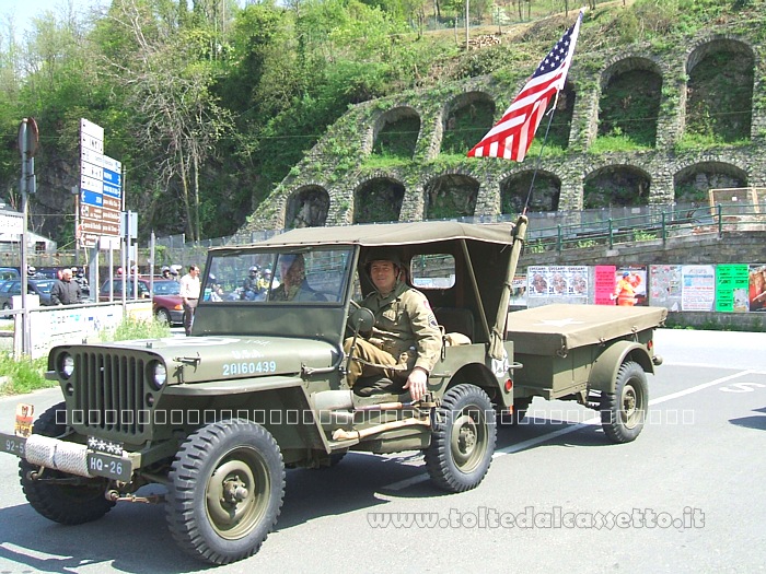 Una Jeep WILLYS Overland MB con carrello a rimorchio (BANTAM BT3 Trailer -2 Wheels)