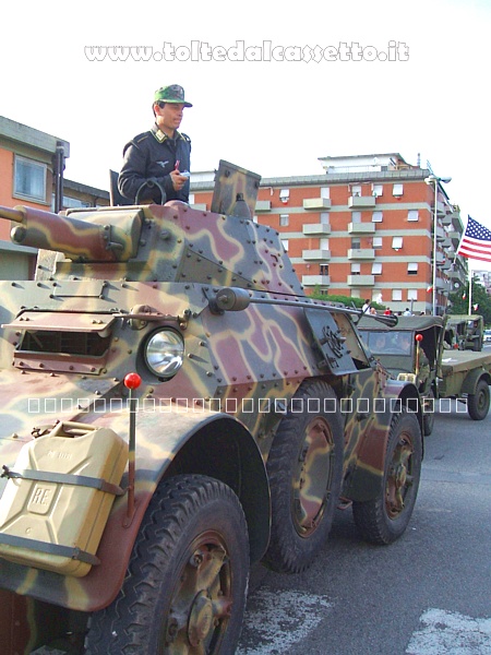 Autoblinda FIAT Spa - ANSALDO AB 41/43 con figurante in divisa militare tedesca nella torretta