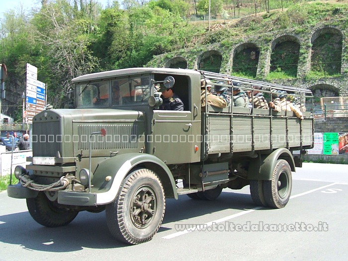 L'autocarro LANCIA 3 RO versione militare rimase in servizio dal 1938 al 1965. Il modello base con cassone in legno (foto) poteva trasportare una trentina di soldati o circa 6.400 Kg di materiali o munizioni