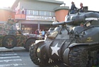 Un carro armato M4 Sherman transita di fronte al Palazzo Comunale di Aulla