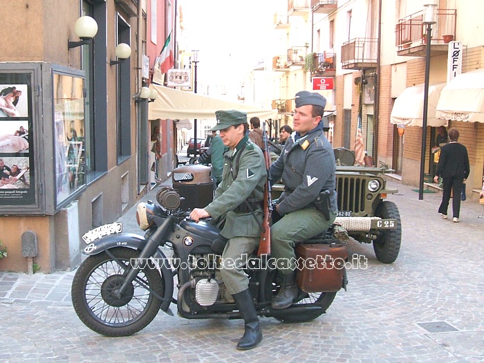 Figuranti in divisa militare tedesca a bordo di un motocicletta BMW R12