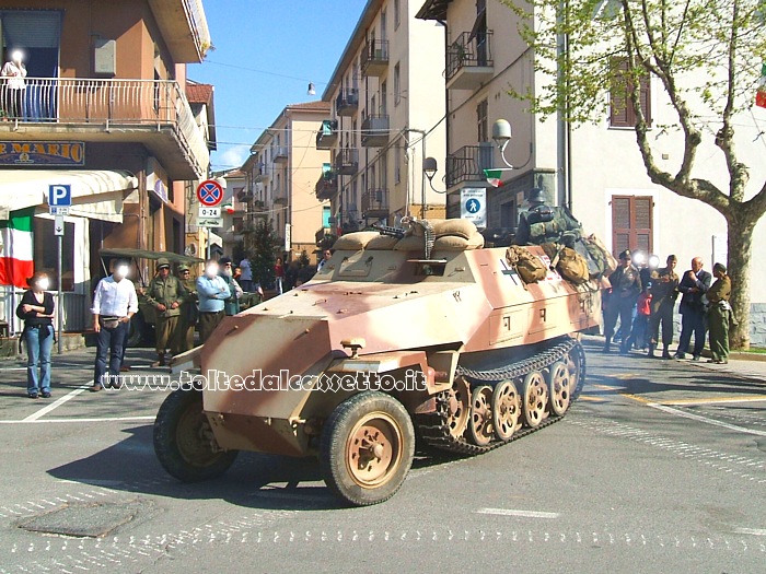 Profilo di semicingolato blindato SD KFZ 251, esposto per le strade di Aulla sotto gli occhi incuriositi dei passanti