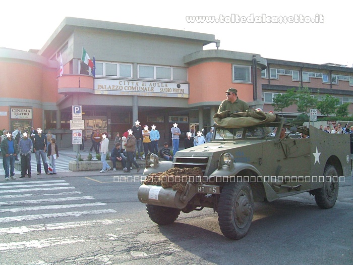Un veicolo corazzato WHITE Motor Company M3-A Scout Car transita in Piazza Gramsci ad Aulla