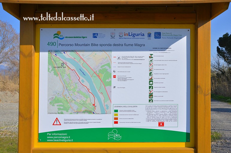 ARCOLA - Segnaletica del Percorso Mountain Bike REL 490 sulla sponda destra del fiume Magra, utilizzabile anche per escursioni a piedi