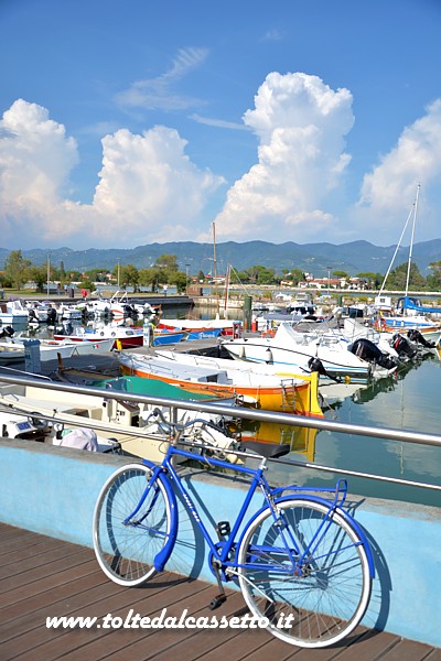 BOCCA DI MAGRA - Bicicletta sulla passeggiata del porticciolo turistico