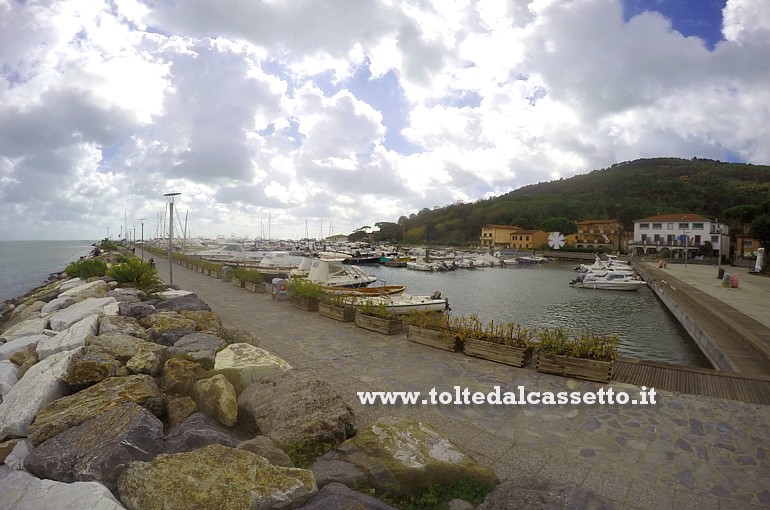 BOCCA DI MAGRA - Il porticciolo turistico visto dall'argine del fiume