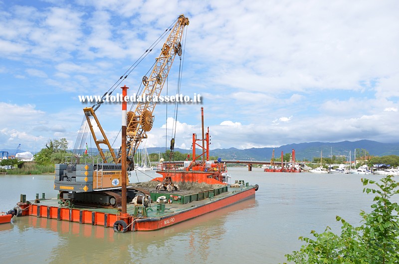 FIUME MAGRA (01/05/2014) - Una delle chiatte che hanno dragato il tratto navigabile. Sullo sfondo il nuovo Ponte della Colombiera