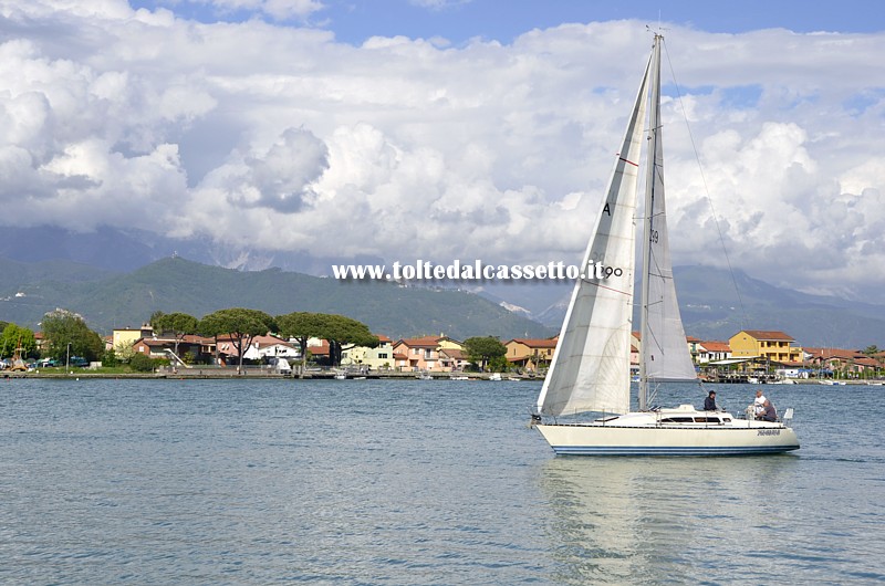 FIUME MAGRA - Imbarcazioe a vela all'altezza di Fiumaretta