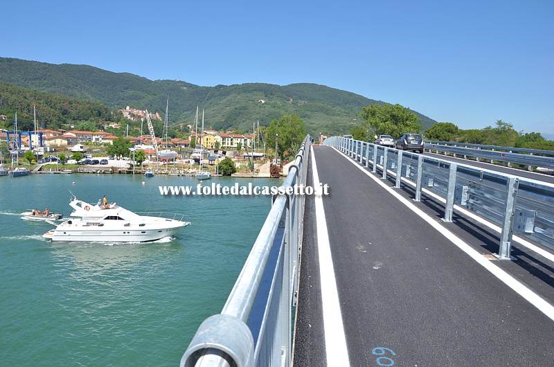 FIUME MAGRA - Un cabinato transita sotto il Ponte della Colombiera del quale si vede in primo piano il tracciato della pista ciclabile