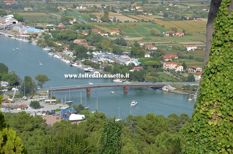 FIUME MAGRA - Dalle colline del Parco di Montemarcello sono visibili il Ponte della Colombiera e i cantieri navali posti a nord della struttura (riva sinistra)