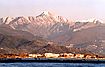 BOCCA DI MAGRA - Vista sull'argine che separa la foce del Magra dalla spiaggia di Fiumaretta. Sullo sfondo le maestose Alpi Apuane e Marinella di Sarzana