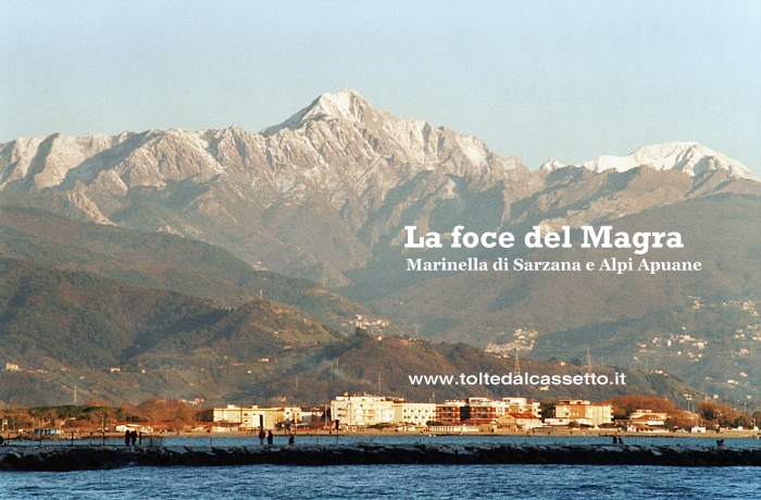 BOCCA DI MAGRA -  Vista sull'argine che separa la foce del Magra dalla spiaggia di Fiumaretta. Sullo sfondo le maestose Alpi Apuane e Marinella di Sarzana