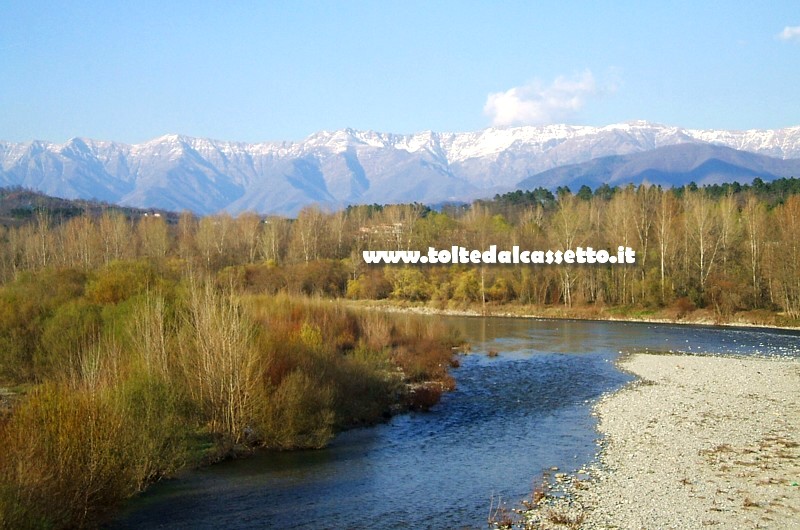 TERRAROSSA - Paesaggio invernale del fiume Magra con le vette innevate dell'Appennino Tosco-Emiliano