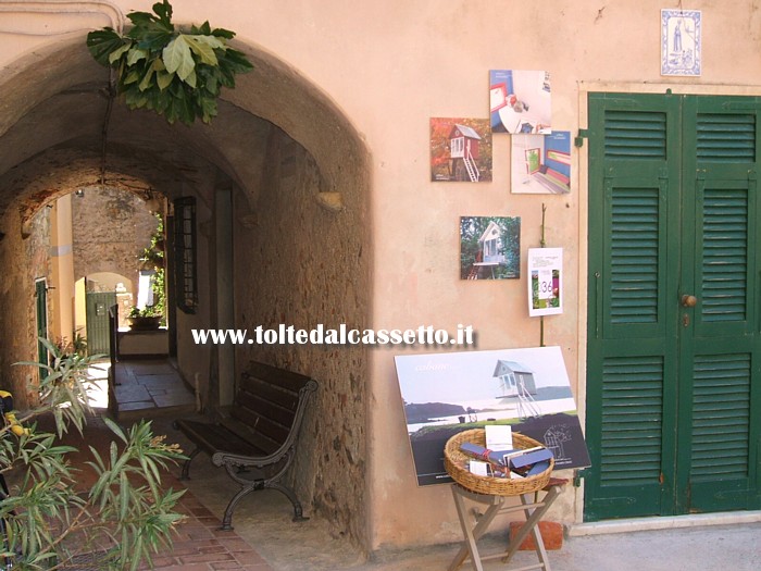 MONTEMARCELLO - Arco del borgo con esposizione di quadri d'autore